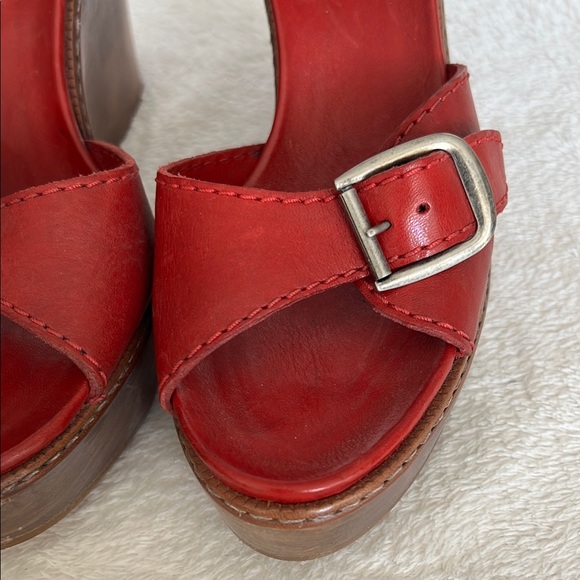 Chloe Women's Red Leather Sandals - Picture 4 of 10